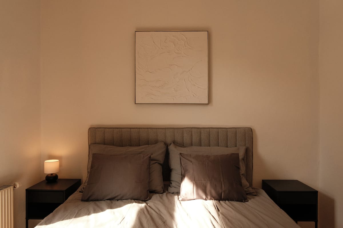 Schlafzimmer mit Queensize-Bett